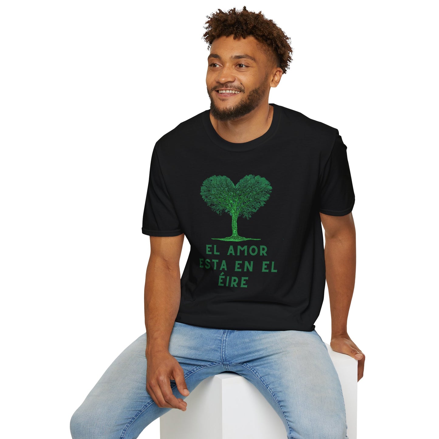EL AMOR ESTA EN EL ÉIRE Unisex Softstyle 100% Coton T-Shirt